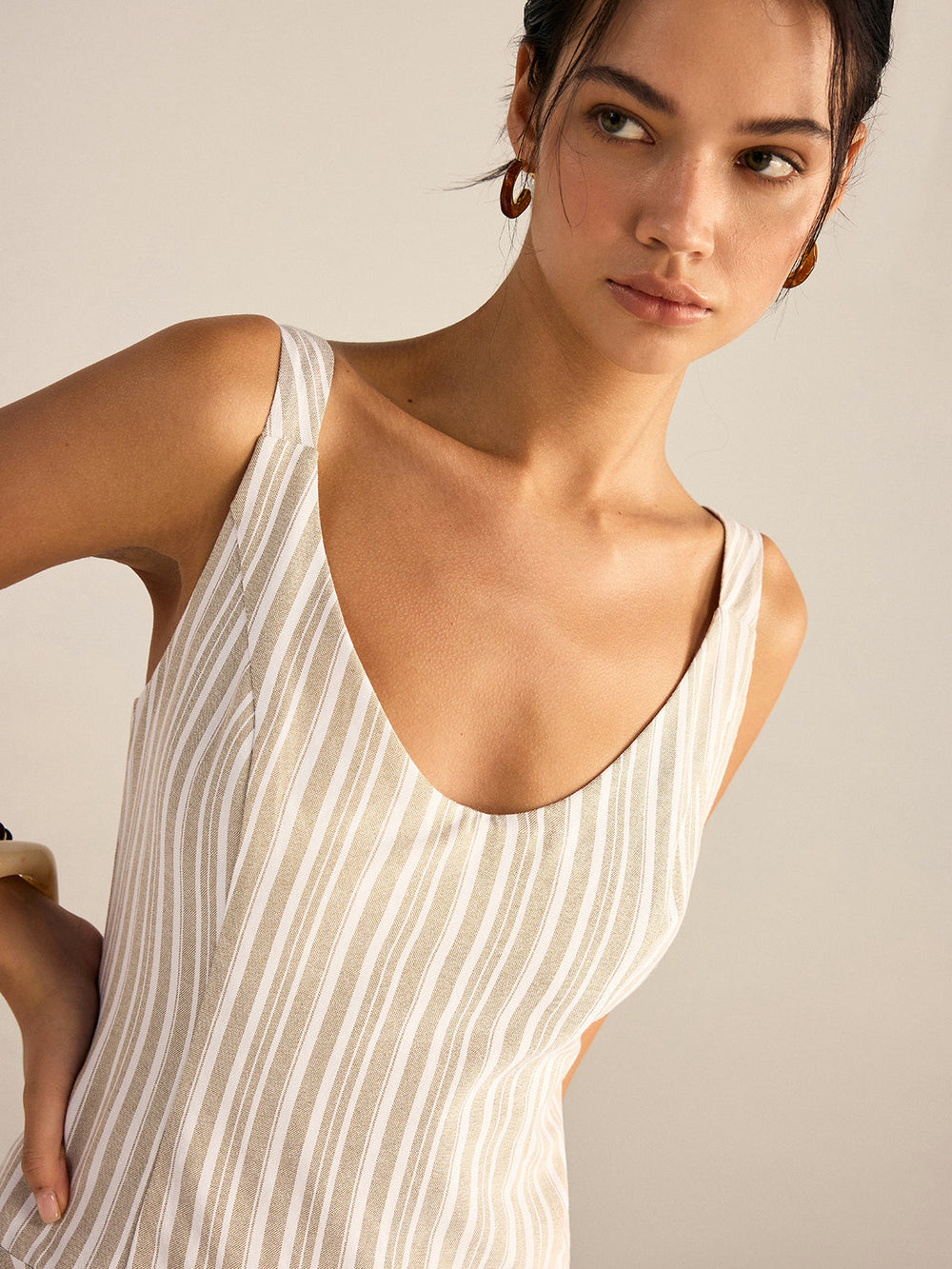 Gestreiftes asymmetrisches Midi-Kleid