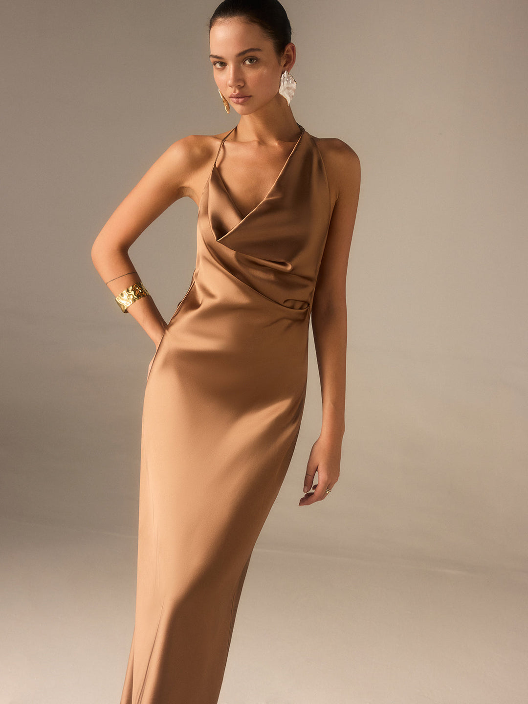 Maxikleid mit Satin-Neckholder und Rückenausschnitt