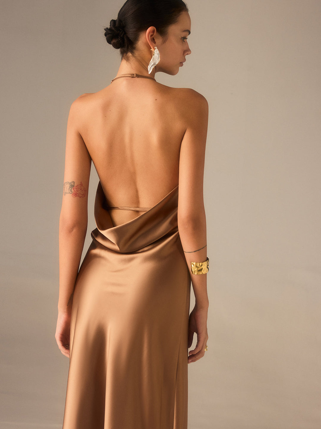 Maxikleid mit Satin-Neckholder und Rückenausschnitt