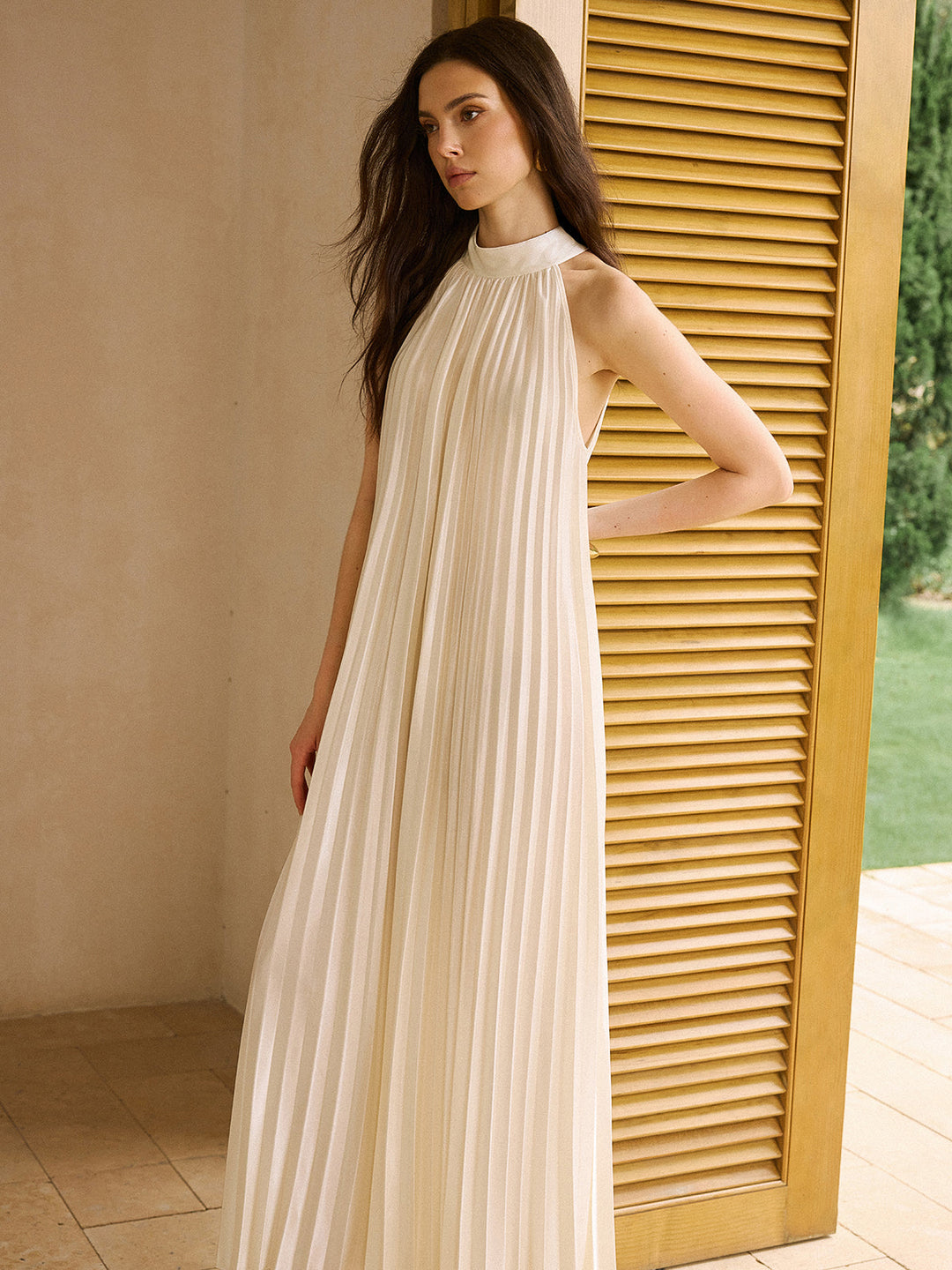 Satin Maxikleid mit hohem Kragen und Falten