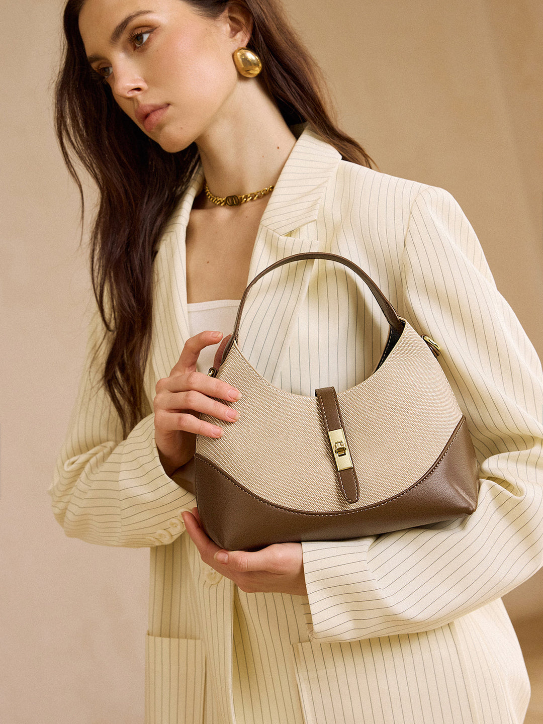 Tasche in Farbblock-Optik in Knödelform mit Metallverschluss