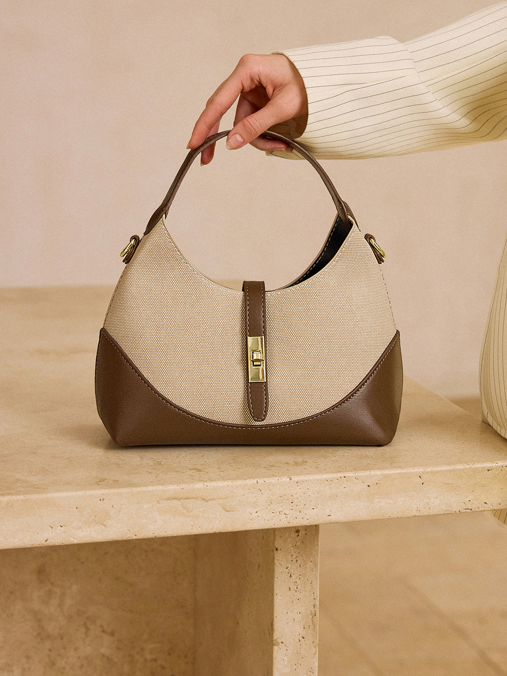 Tasche in Farbblock-Optik in Knödelform mit Metallverschluss