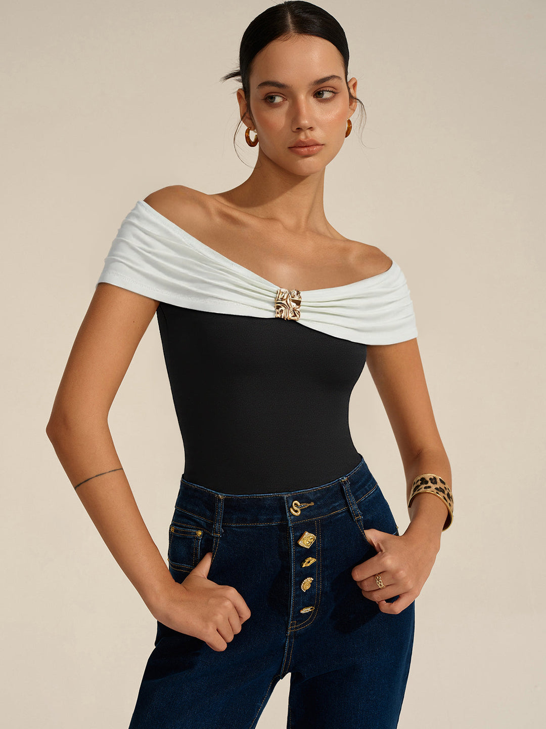 Body-Anzug mit Metalldetail und Carmen-Ausschnitt