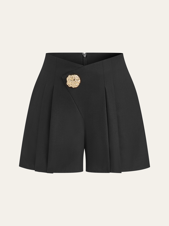 High-Waisted Plissee-Shorts mit Metallknopf