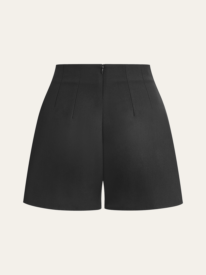 High-Waisted Plissee-Shorts mit Metallknopf