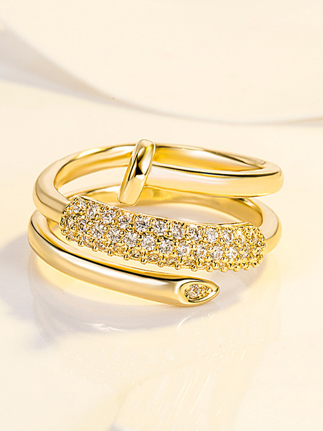 Vergoldeter Stapelring mit diamantenähnlichen Details