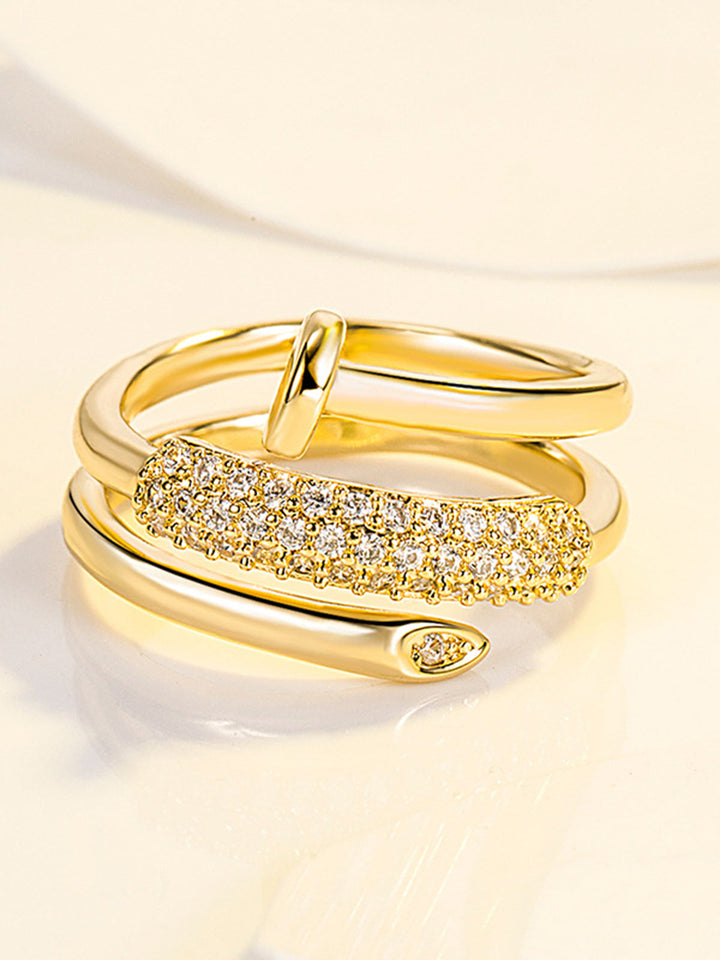 Vergoldeter Stapelring mit diamantenähnlichen Details