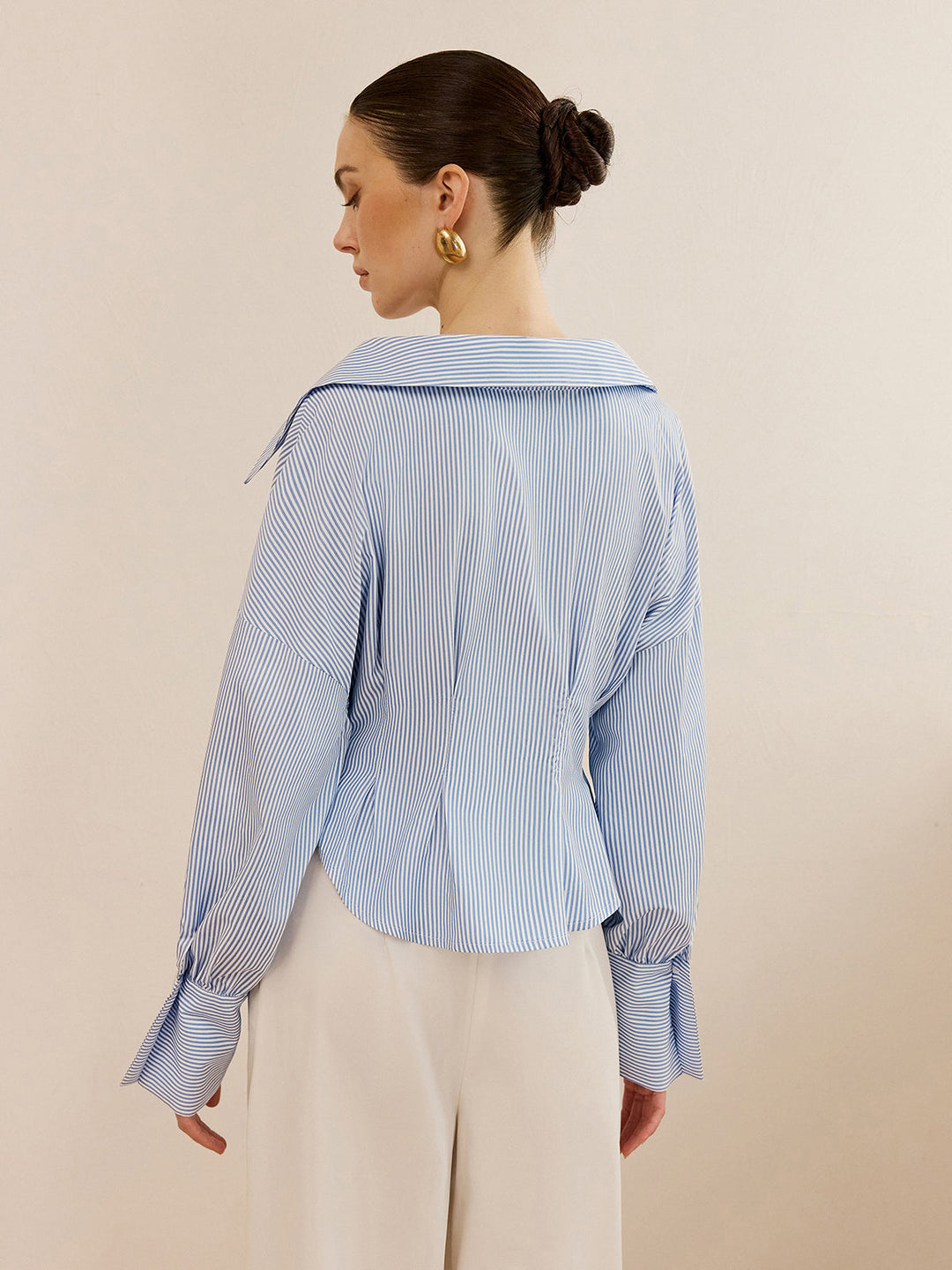 Gestreifte Hemdbluse mit Taillenraffung