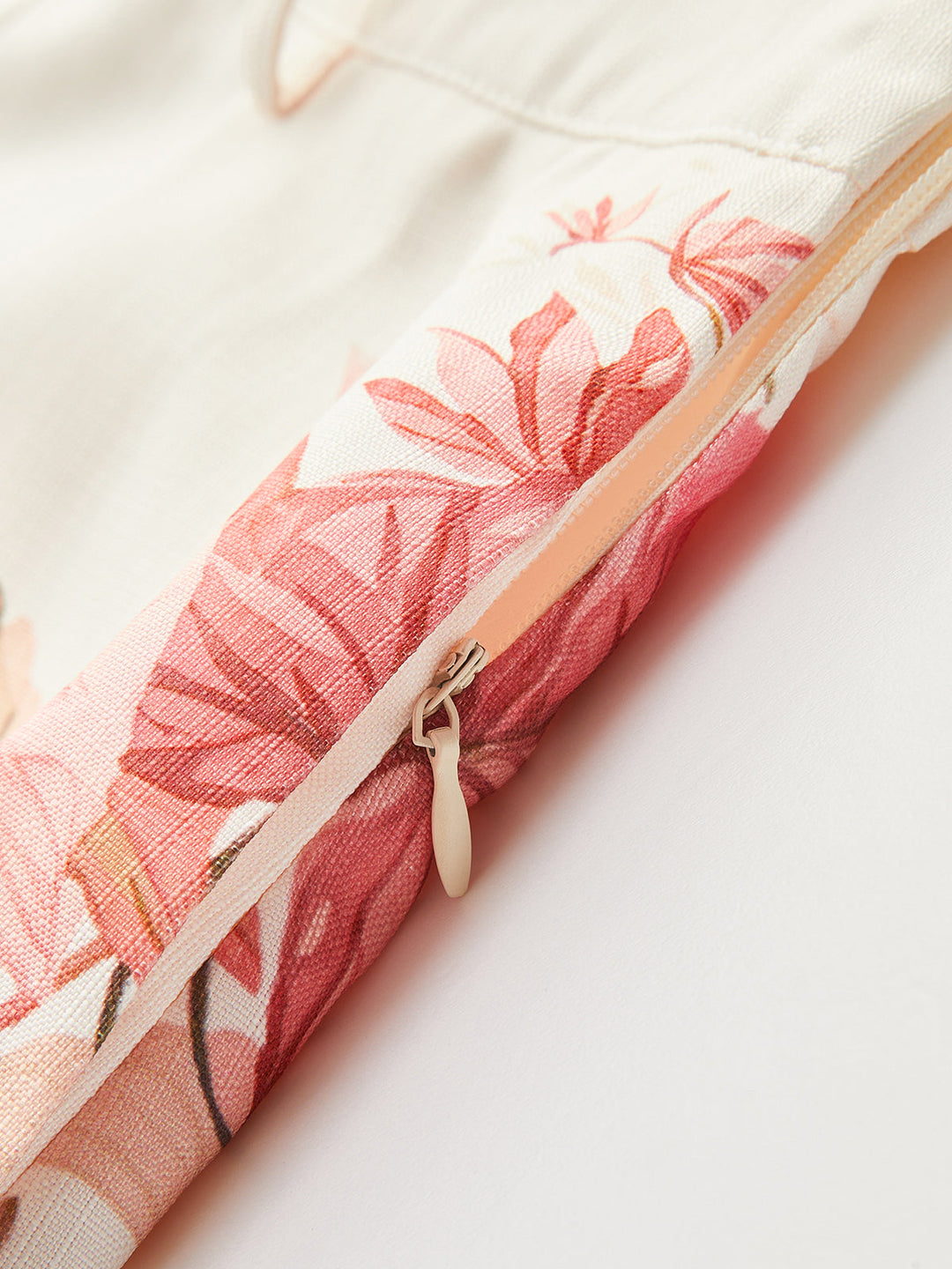 Kurze Hose mit tropischem Print und Gürtel in der Taille