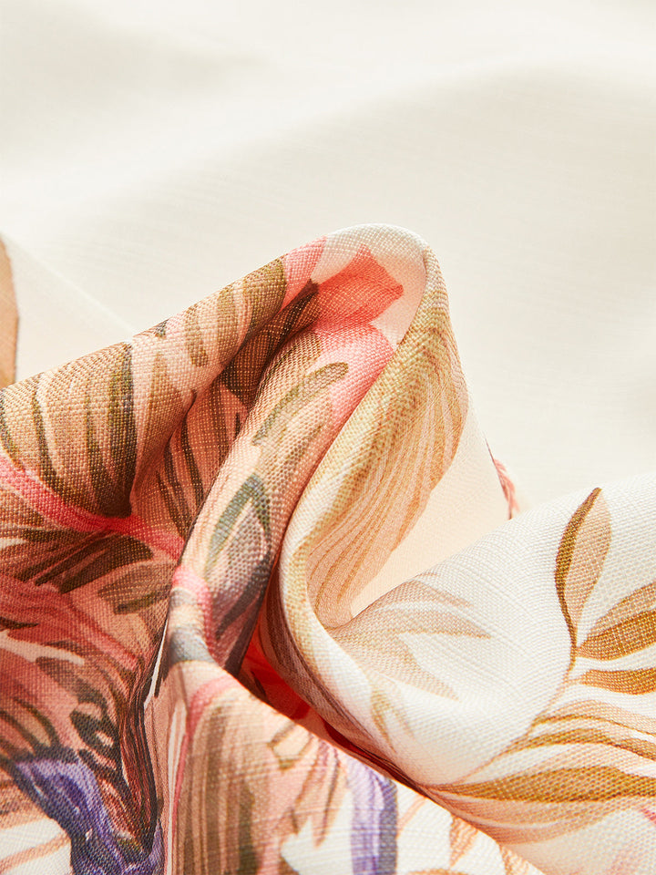 Kurze Hose mit tropischem Print und Gürtel in der Taille