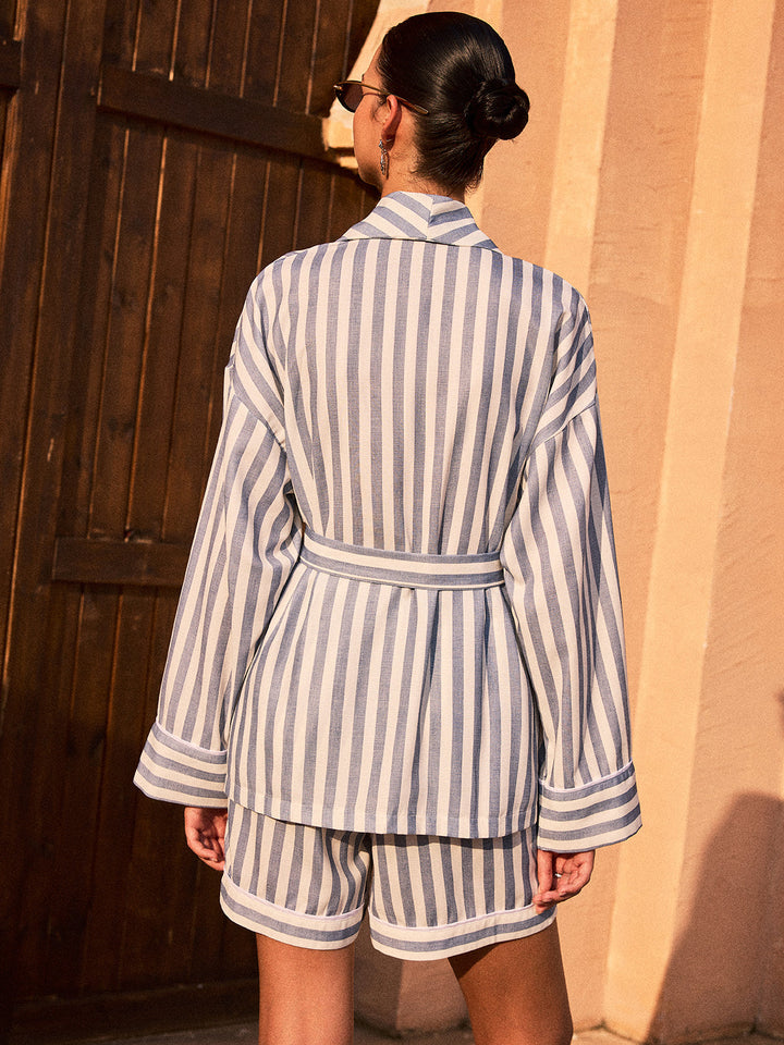 Gestreiftes Hemd mit Gürtel und Shorts Set