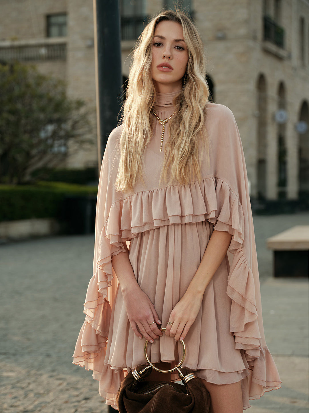 Halbdurchsichtiges Chiffon-Rüschenkleid mit Außencape