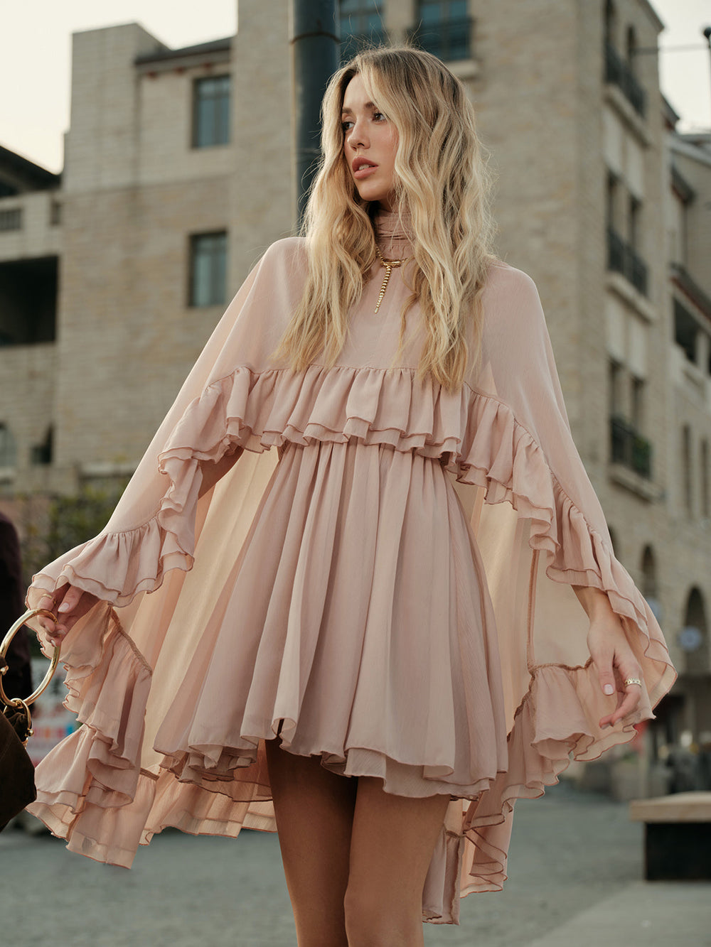 Halbdurchsichtiges Chiffon-Rüschenkleid mit Außencape