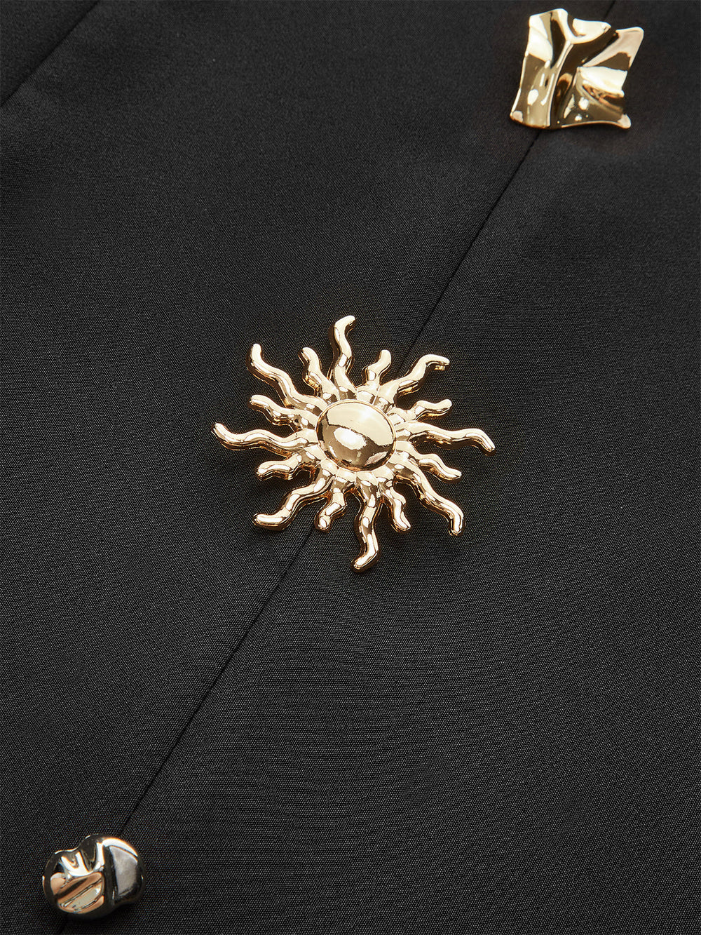 Kleid mit Metallknöpfen
