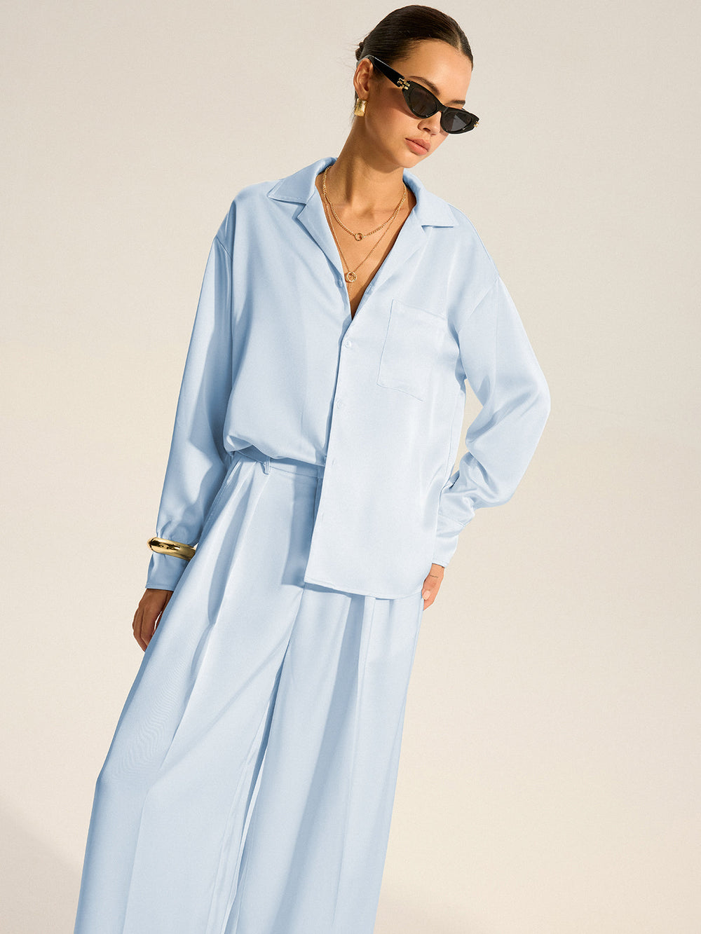 Oversized Satinhemd mit Faltenhose
