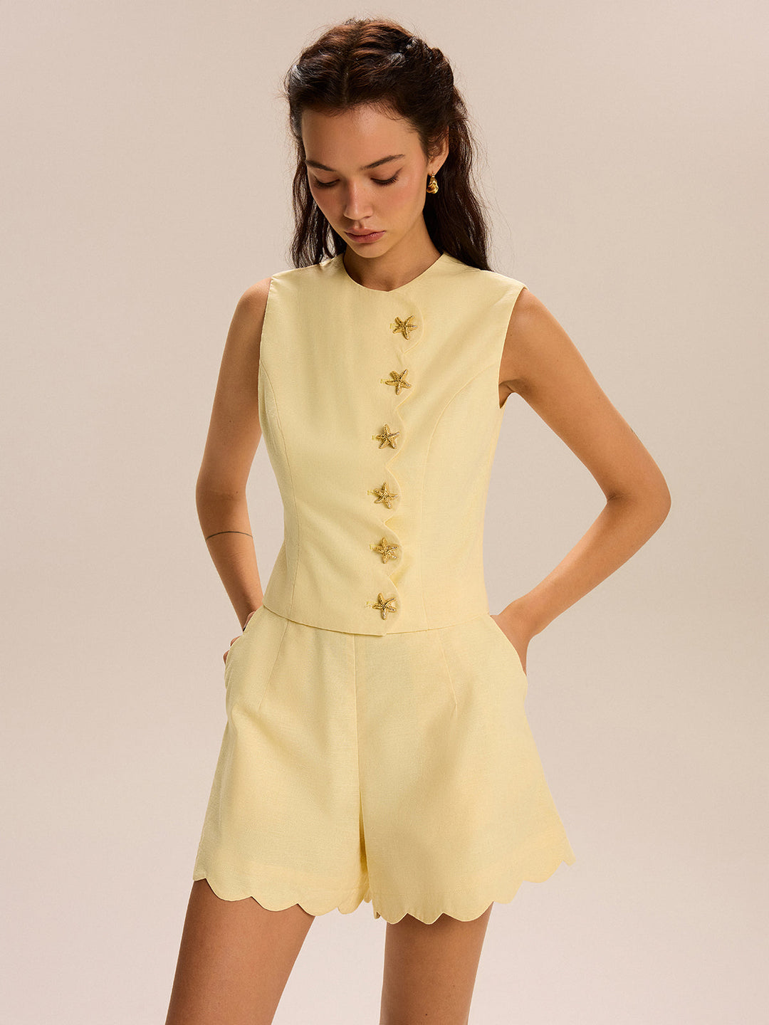 Shorts-Set mit dekorativem Knopf und Muschelsaum