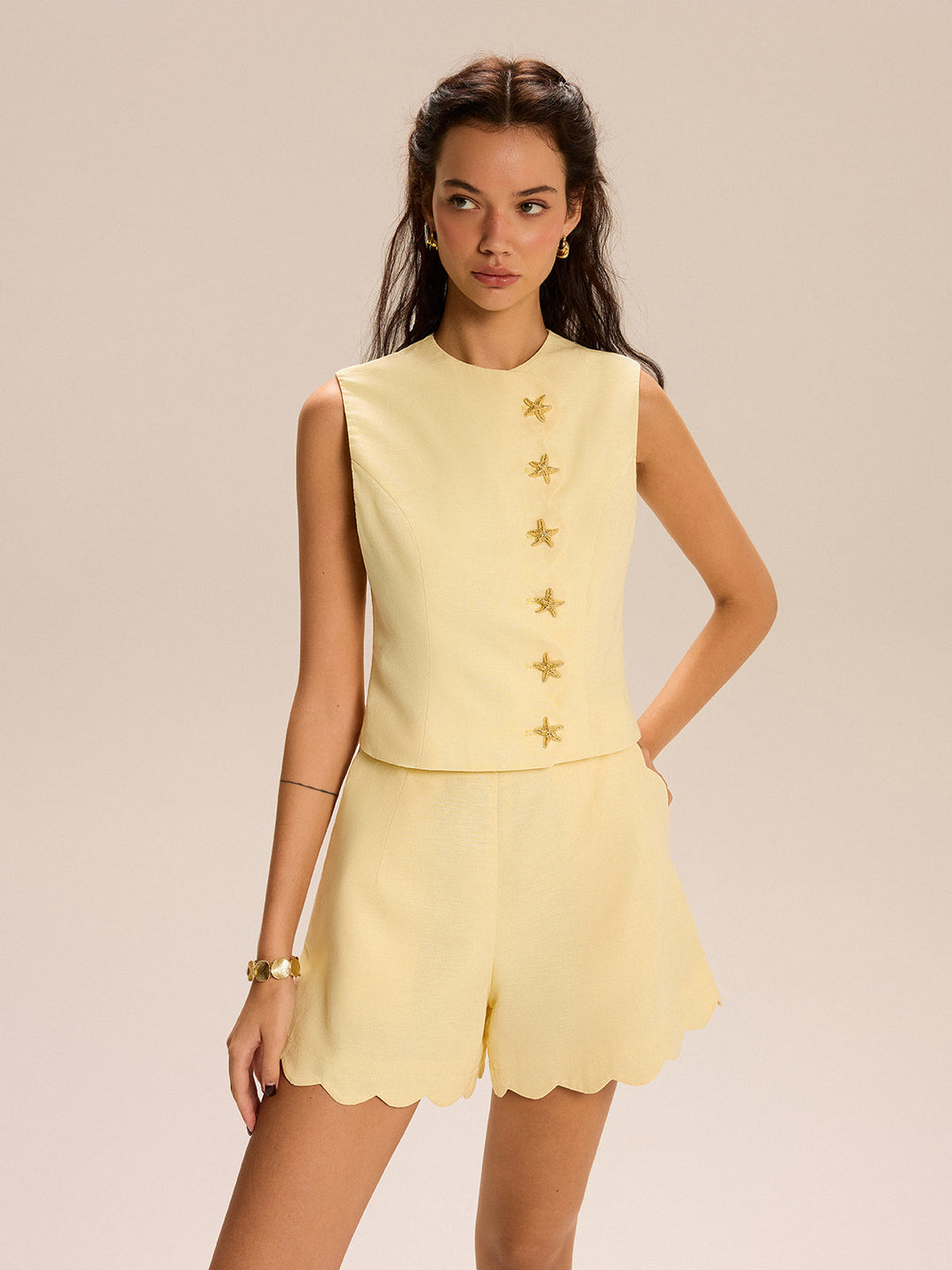Shorts-Set mit dekorativem Knopf und Muschelsaum