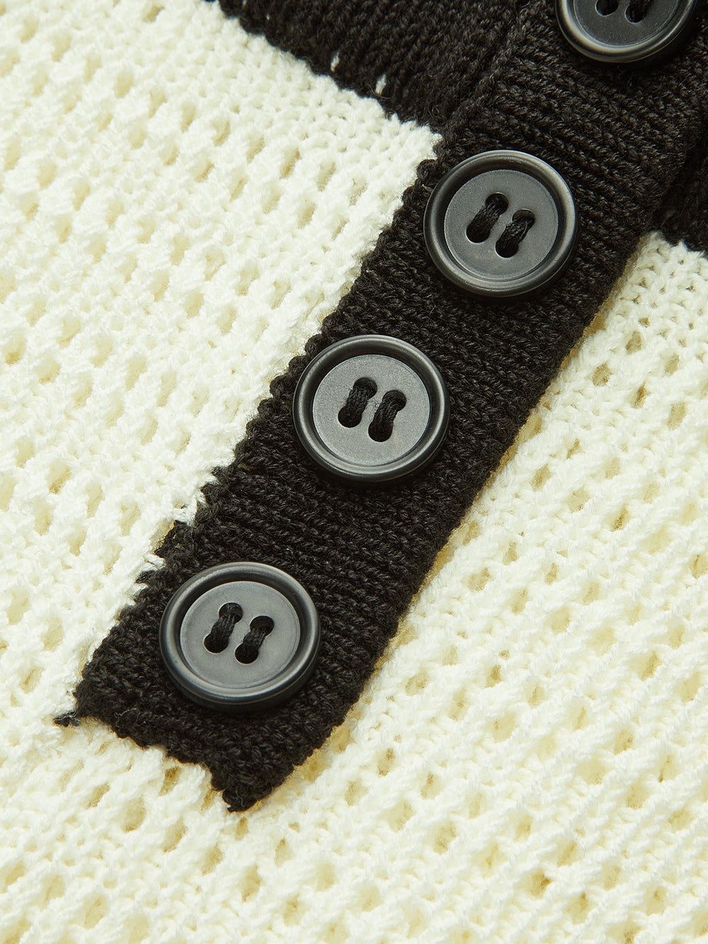 Kontrastbesatz Knopfleiste Strickshorts