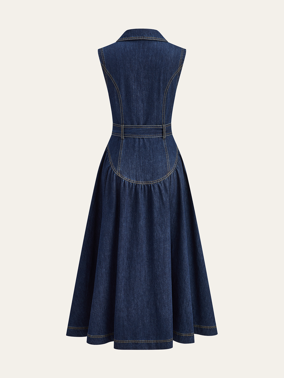 Kleid mit Metalldetail, Jeansknöpfen und Gürtel vorne