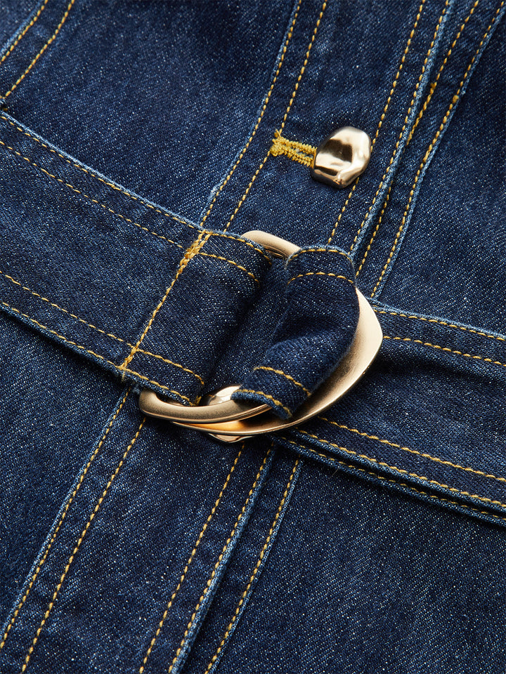 Kleid mit Metalldetail, Jeansknöpfen und Gürtel vorne