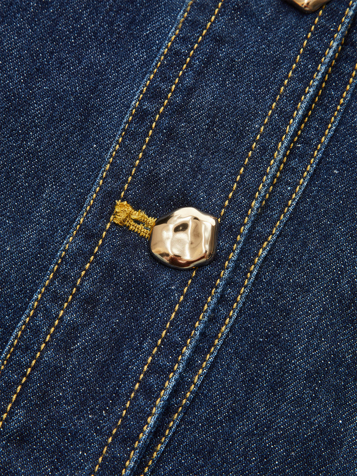 Kleid mit Metalldetail, Jeansknöpfen und Gürtel vorne