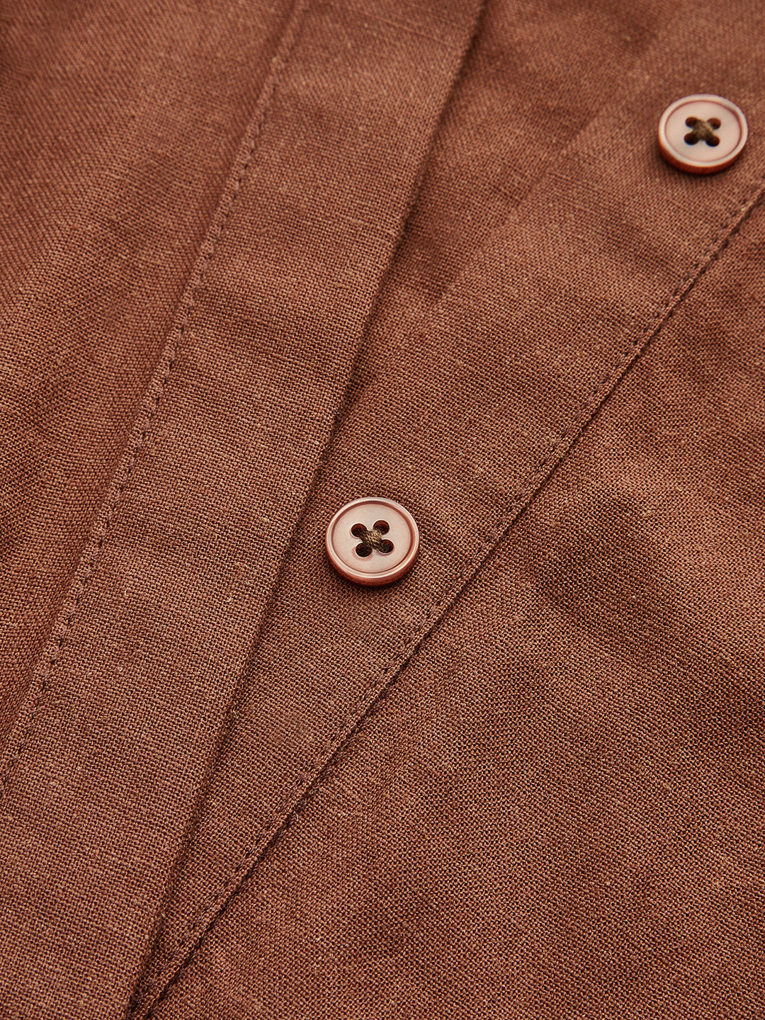 Bleidetailliertes Kleid mit Kragenbesatz