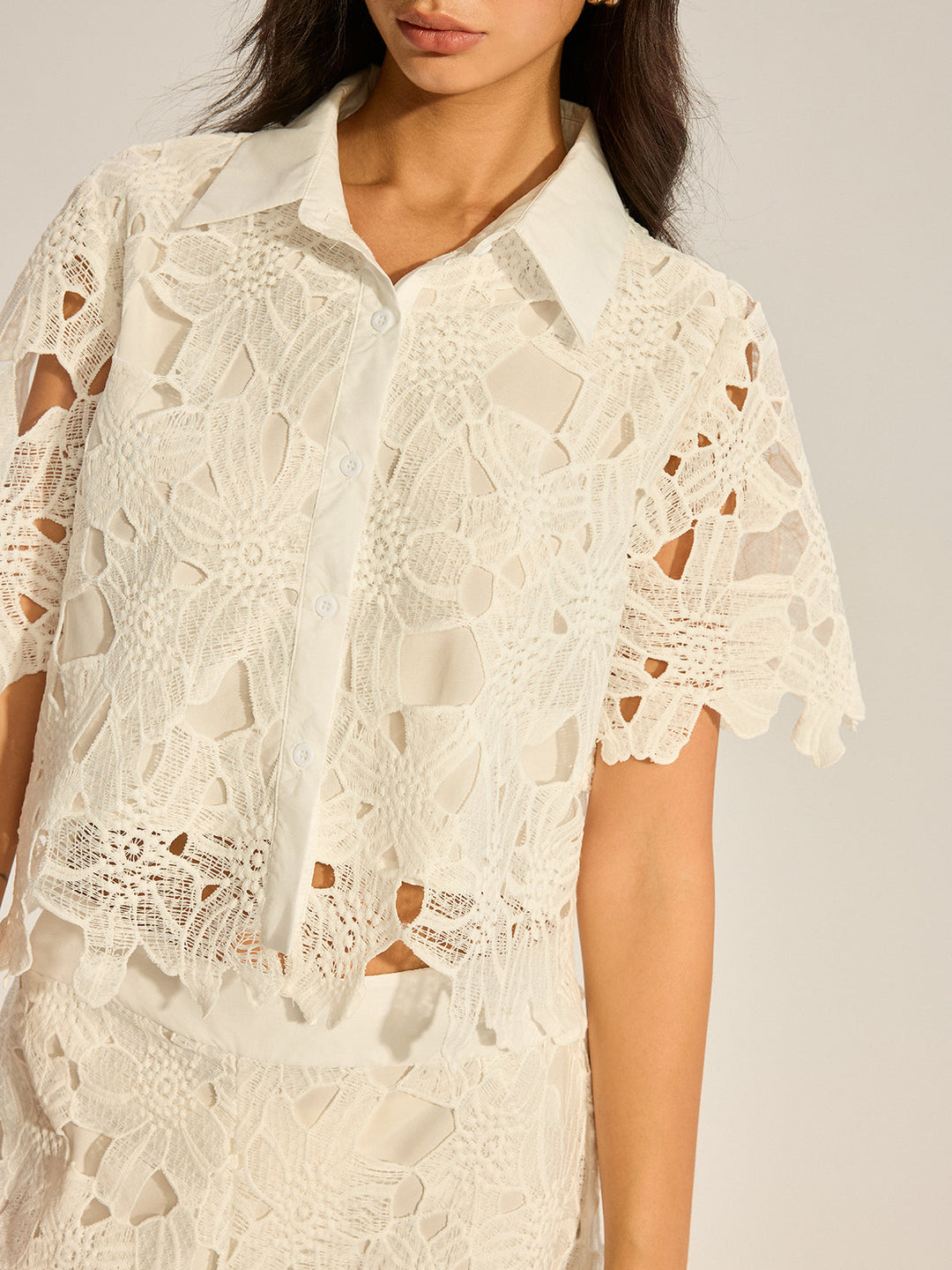 Spitzen-Häkel-Cut-Out-Oberteil und Hose mit weitem Bein