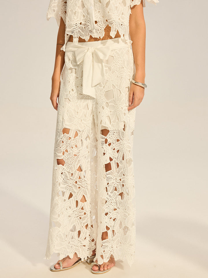 Spitzen-Häkel-Cut-Out-Oberteil und Hose mit weitem Bein
