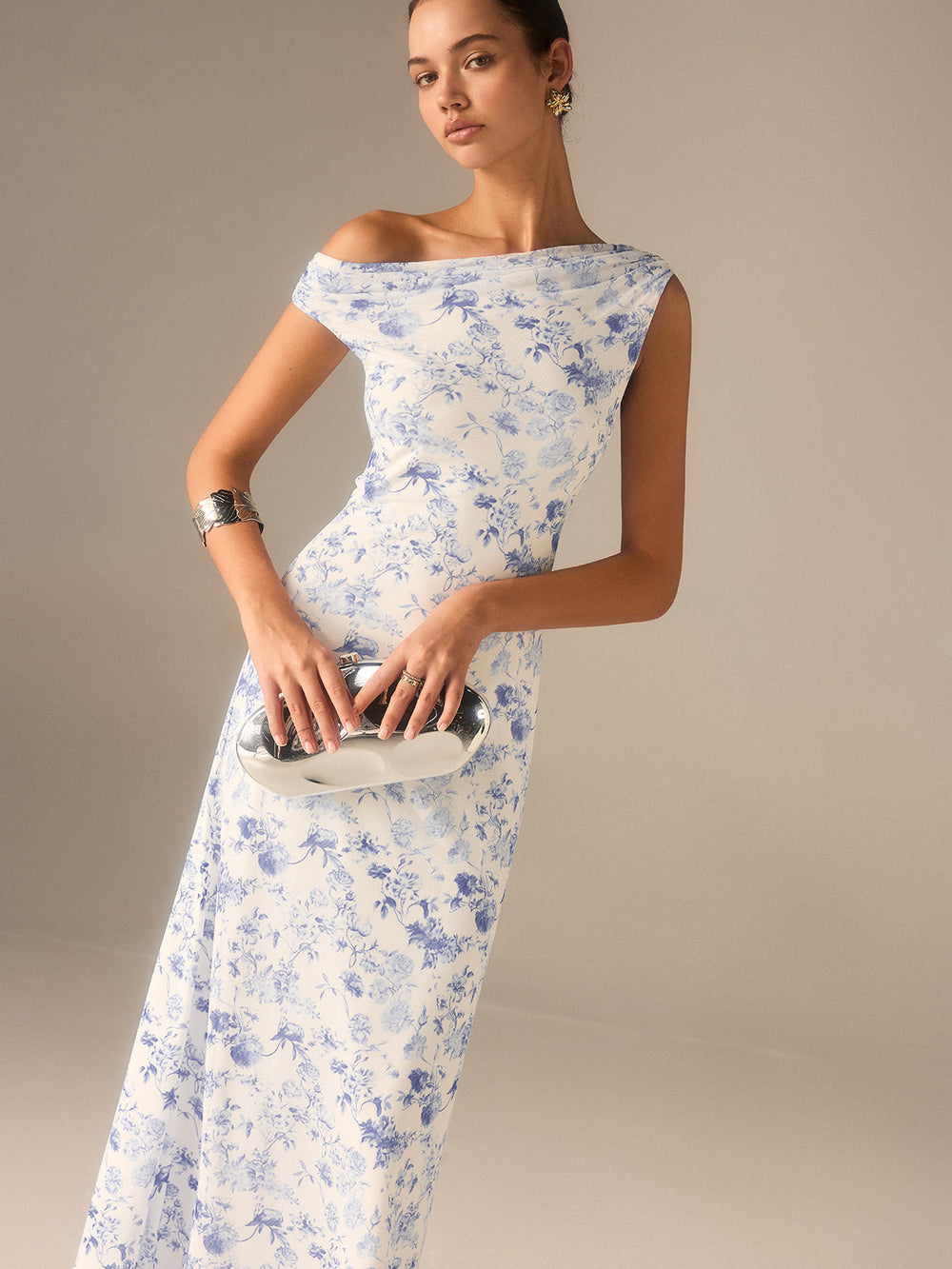 Florales Maxikleid mit asymmetrischer Schulterpartie