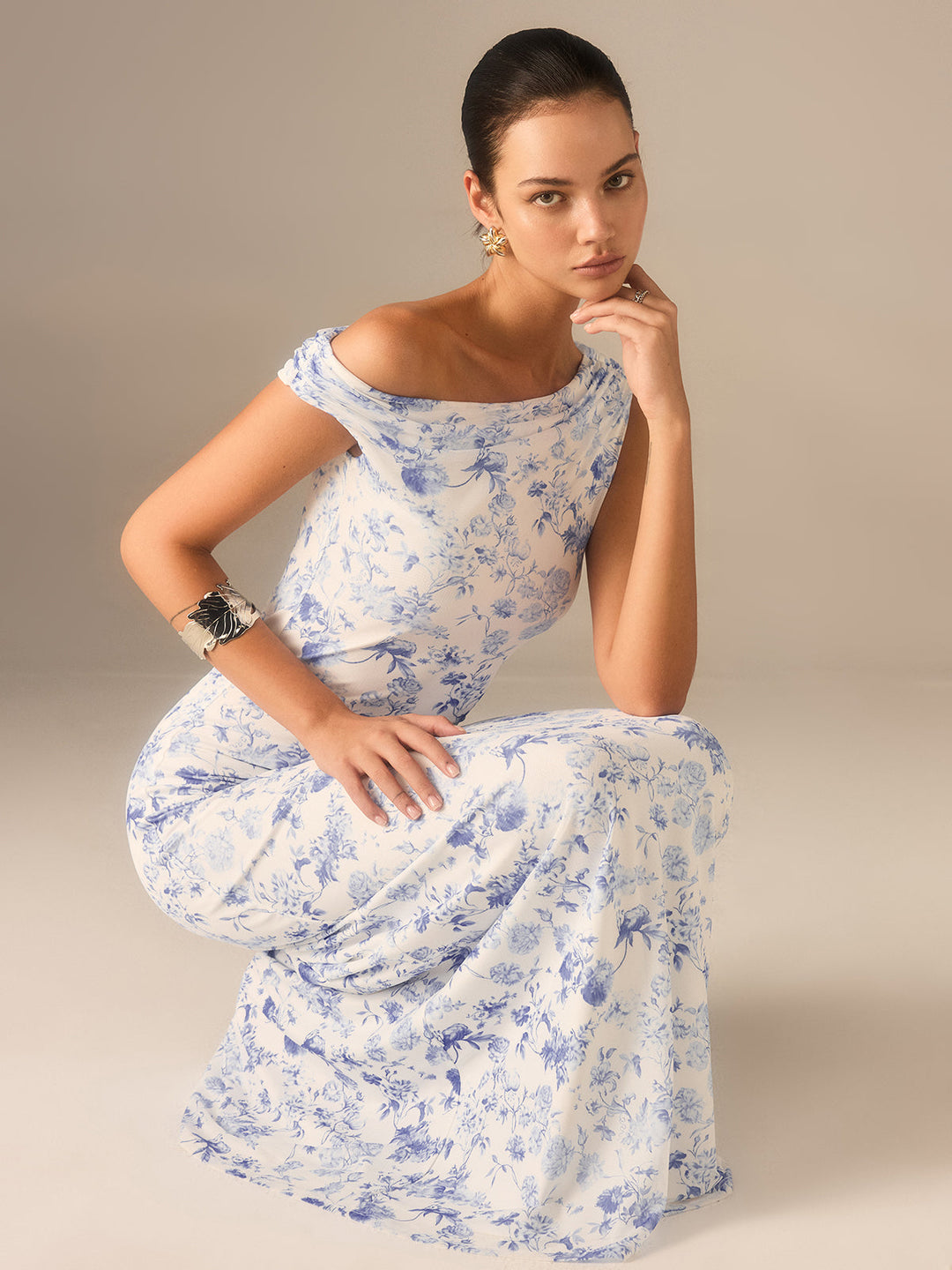 Florales Maxikleid mit asymmetrischer Schulterpartie