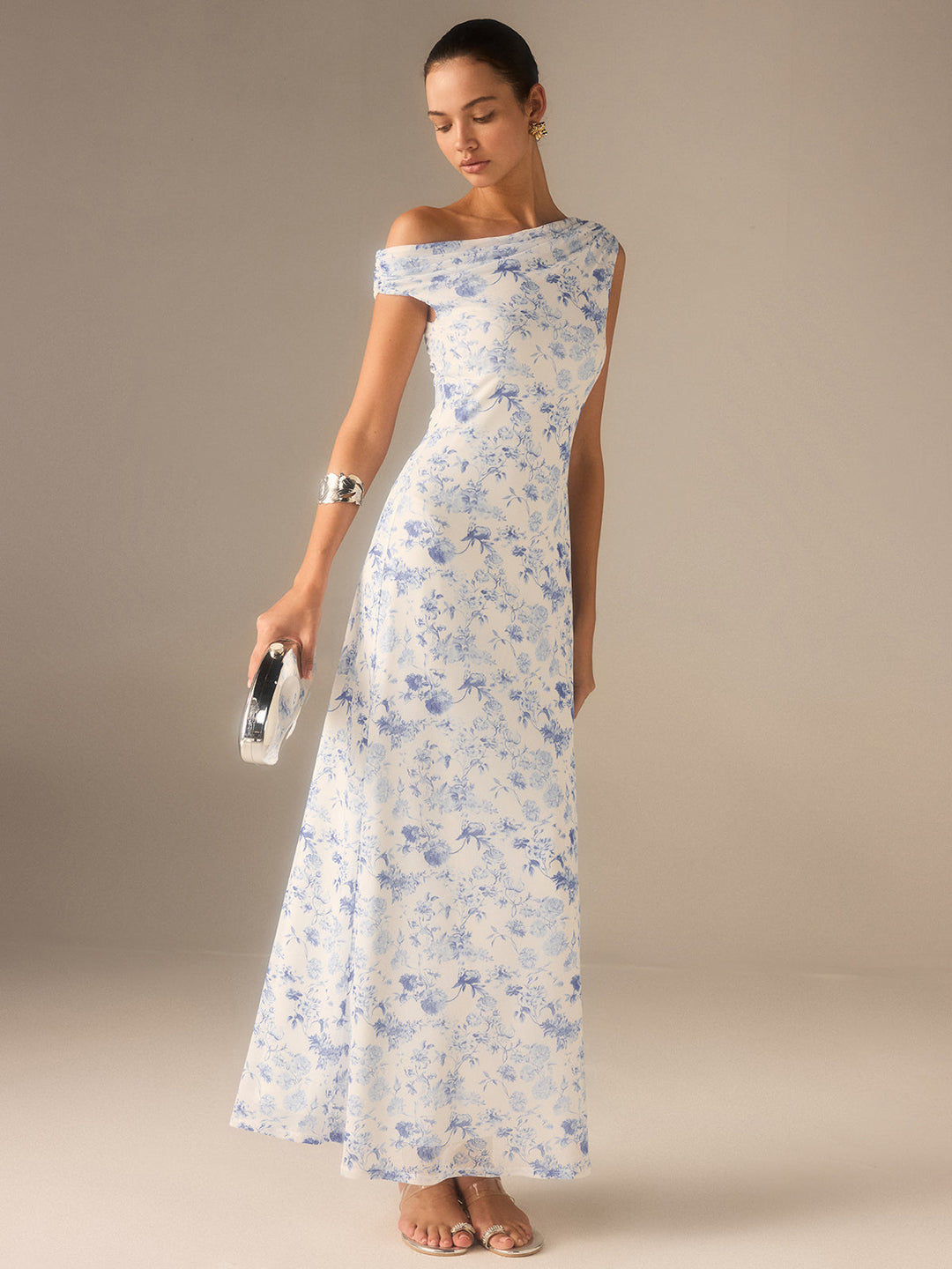 Florales Maxikleid mit asymmetrischer Schulterpartie