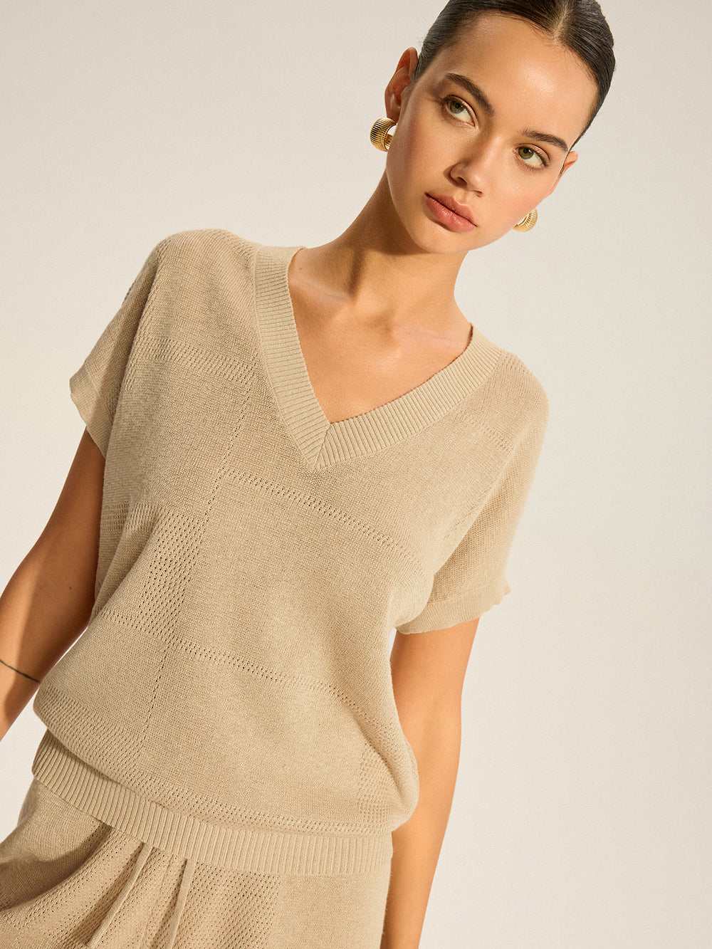 V-Ausschnitt-Oberteil und Shorts mit Tunnelzug und quadratischen Cut-Out-Details