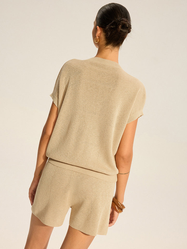 V-Ausschnitt-Oberteil und Shorts mit Tunnelzug und quadratischen Cut-Out-Details