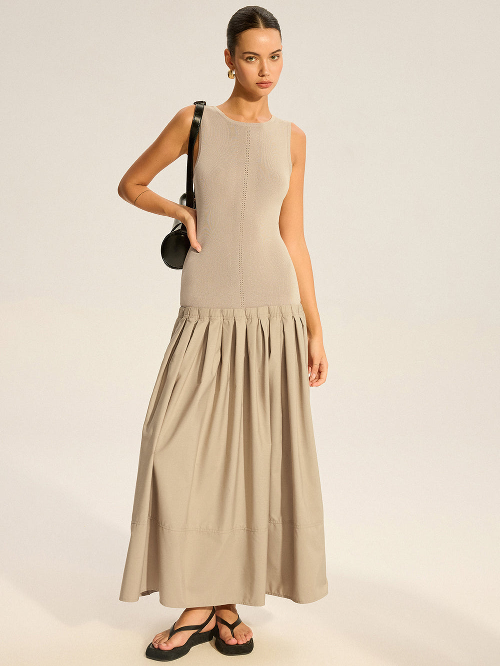 Ärmelloses Strickkleid mit Falten Midi