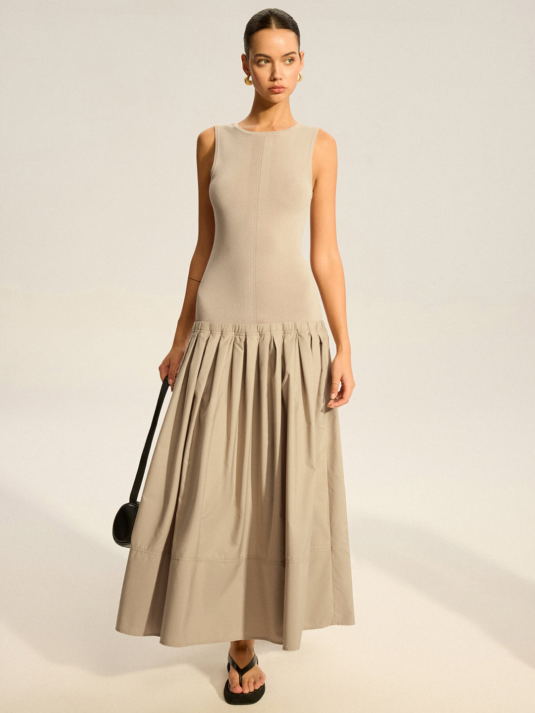 Ärmelloses Strickkleid mit Falten Midi