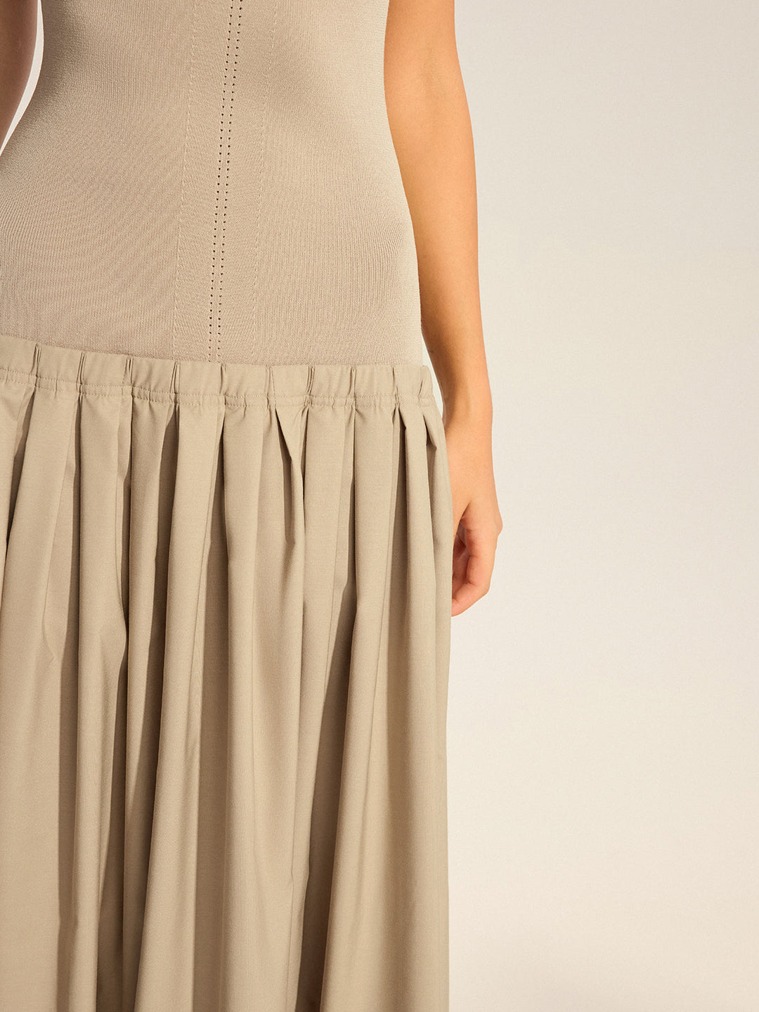 Ärmelloses Strickkleid mit Falten Midi