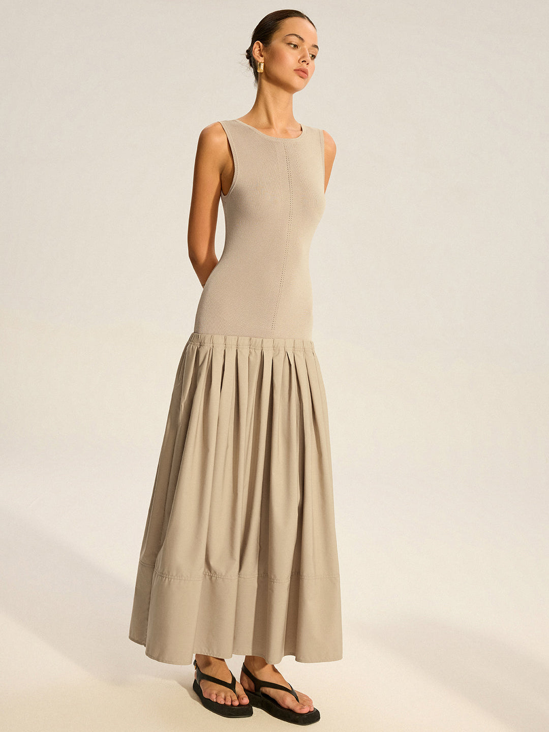 Ärmelloses Strickkleid mit Falten Midi