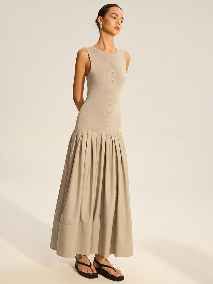 Ärmelloses Strickkleid mit Falten Midi