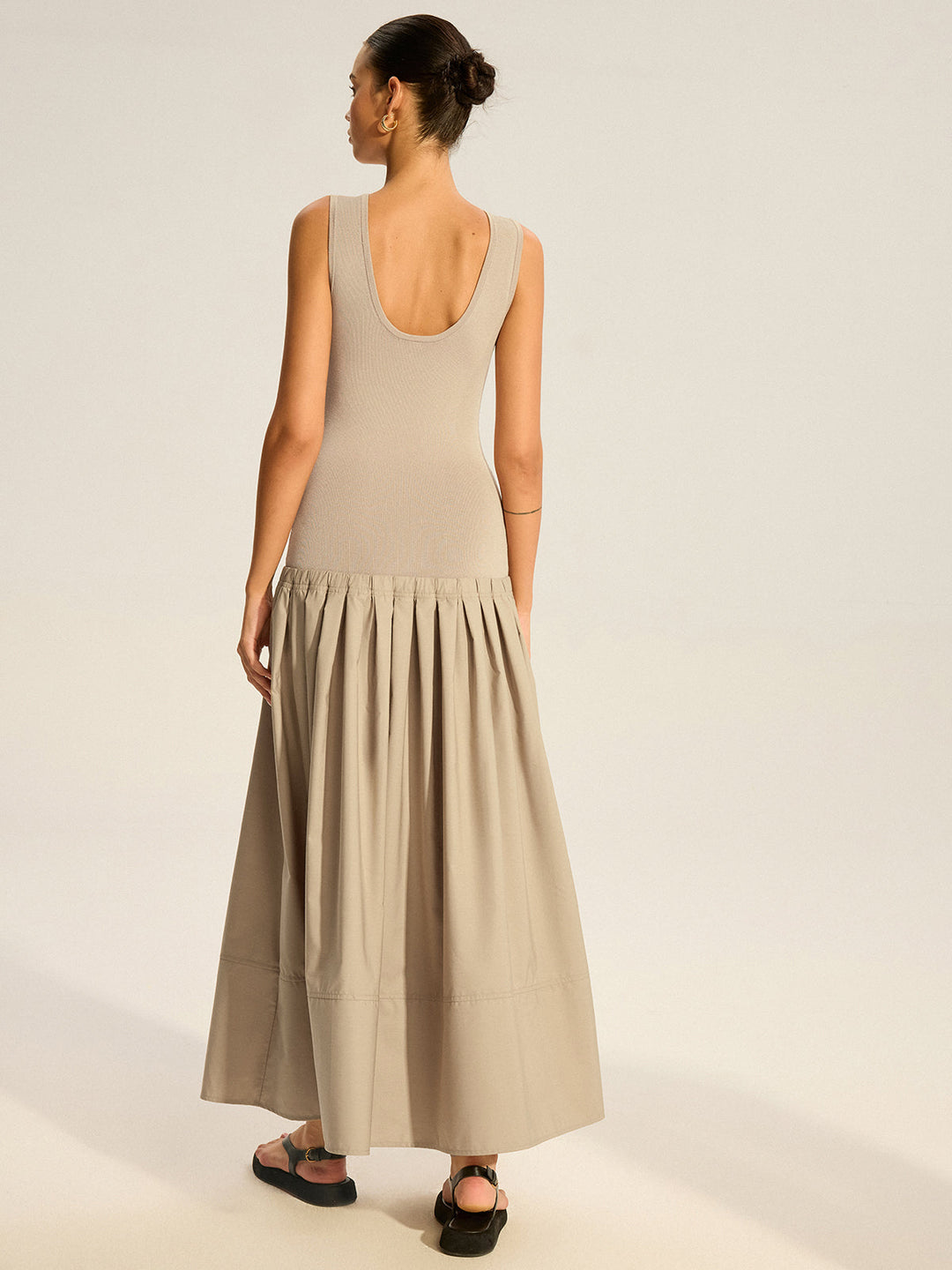 Ärmelloses Strickkleid mit Falten Midi