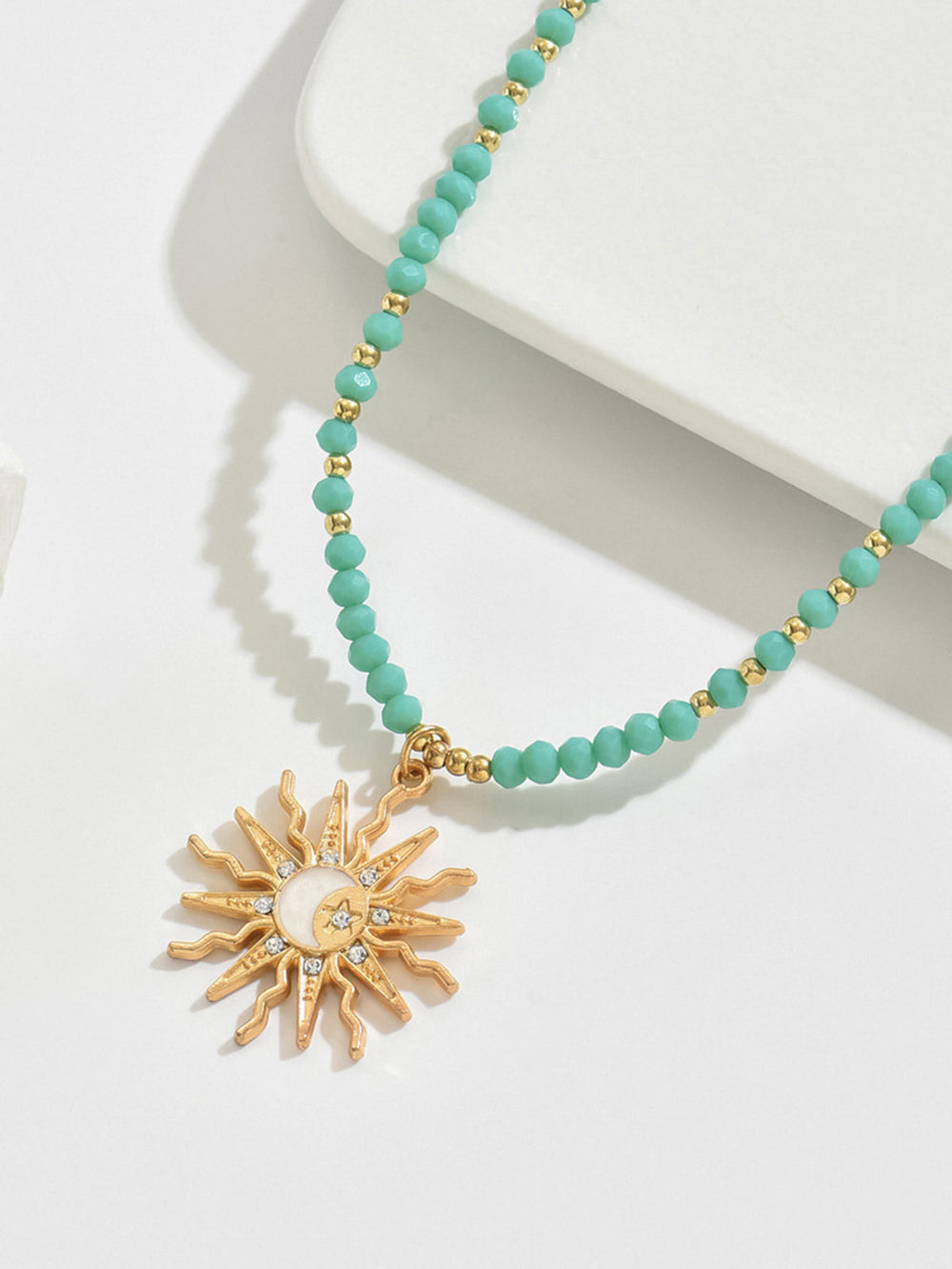 Türkis-Perlen-Choker mit Sonne-Mond-Anhänger