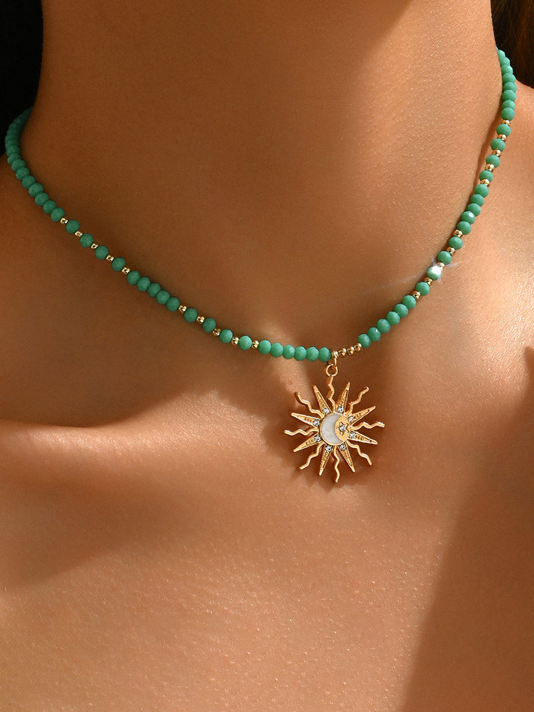 Türkis-Perlen-Choker mit Sonne-Mond-Anhänger