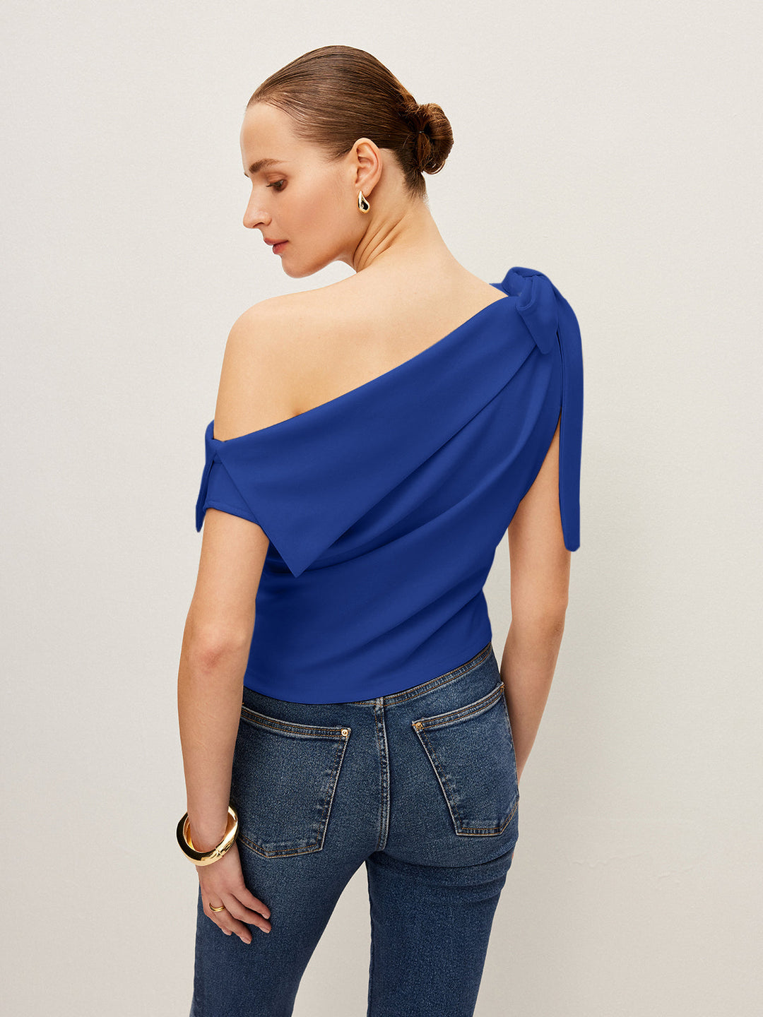 One-Shoulder-Oberteil mit Schleifendetaill