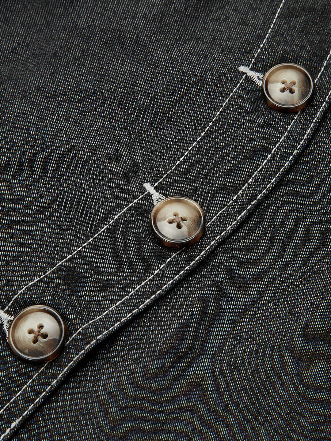 Asymmetrischer Minirock mit Knopfleiste und Taschen