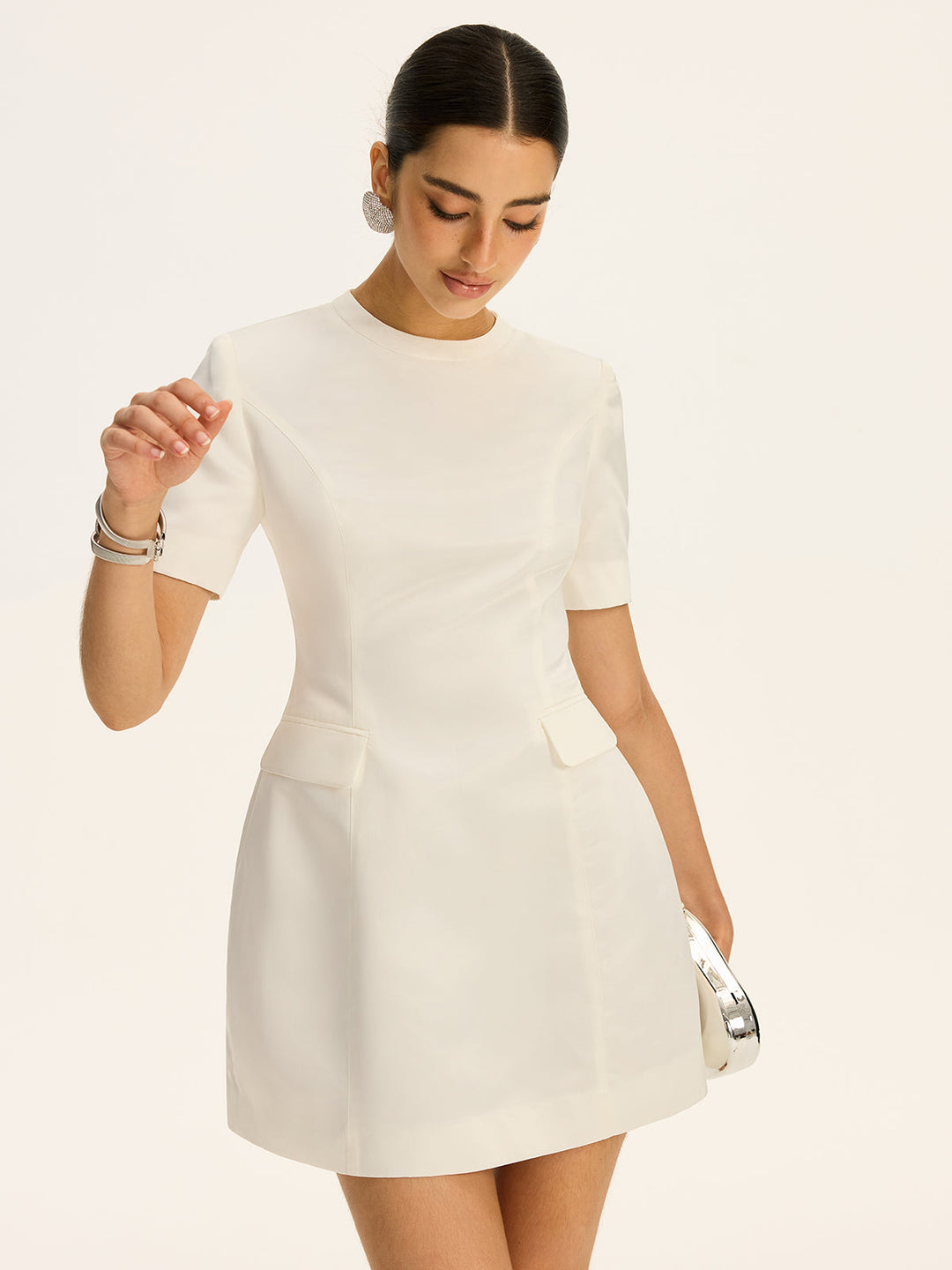 Kurzärmeliges Mini-Kleid mit Taillengürtel und dekorativen Taschen