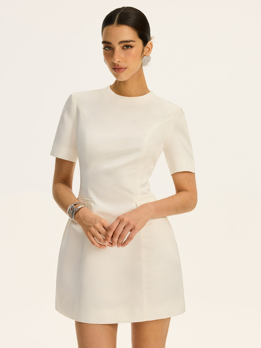 Kurzärmeliges Mini-Kleid mit Taillengürtel und dekorativen Taschen