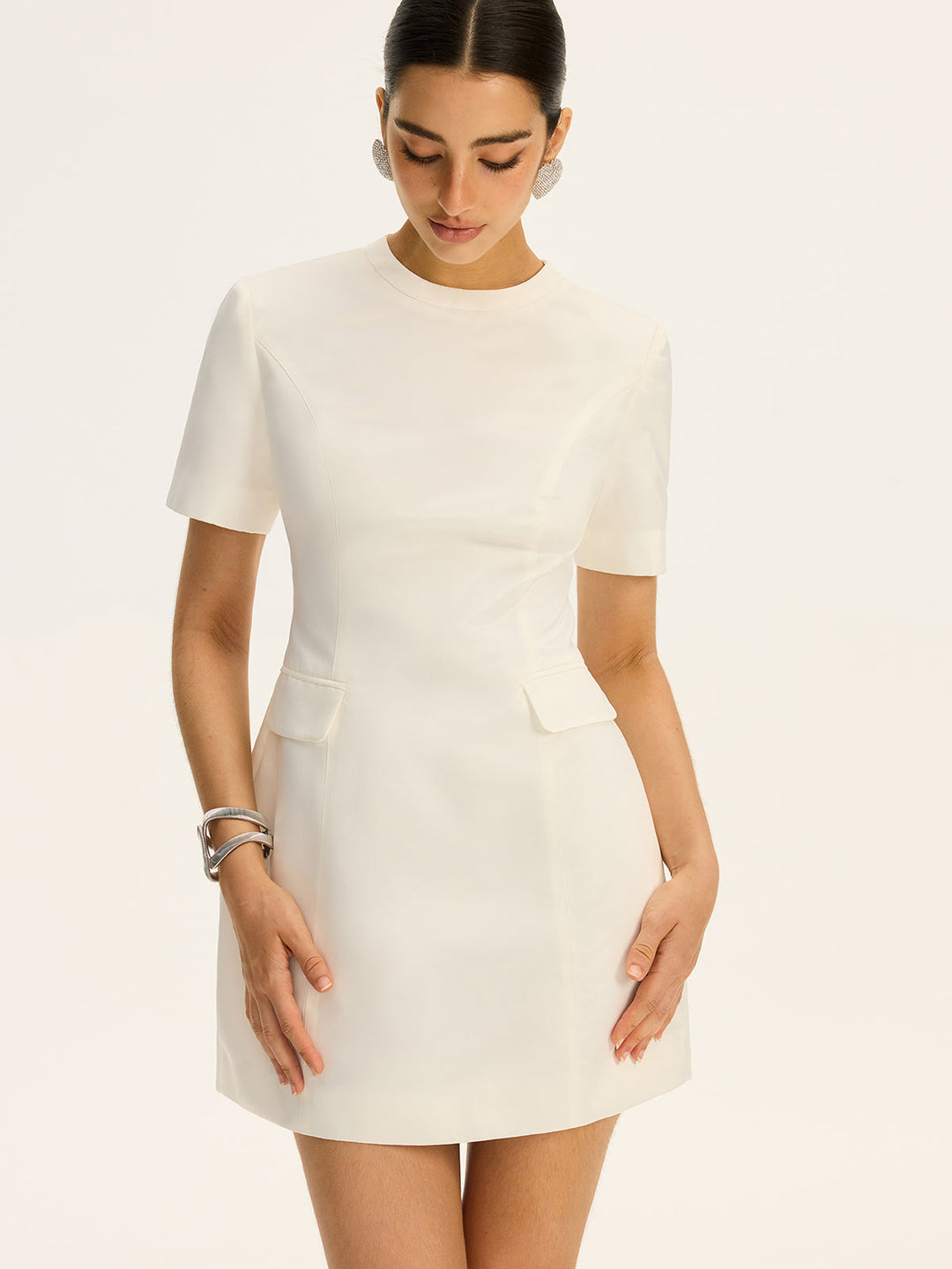 Kurzärmeliges Mini-Kleid mit Taillengürtel und dekorativen Taschen
