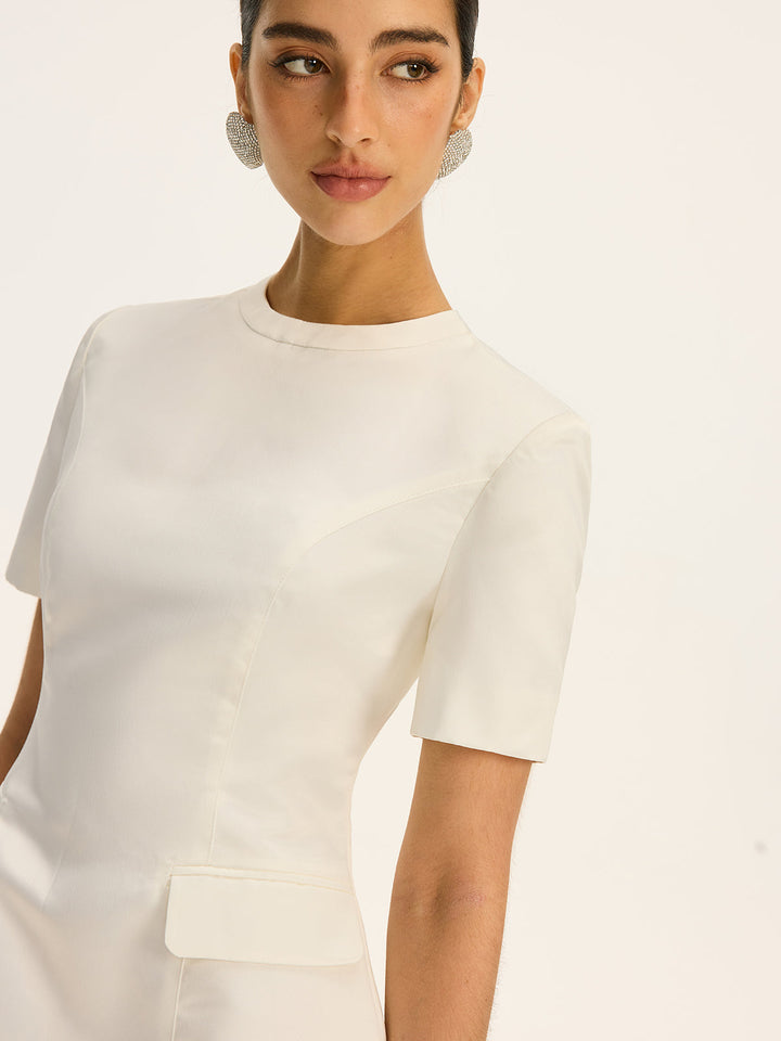 Kurzärmeliges Mini-Kleid mit Taillengürtel und dekorativen Taschen