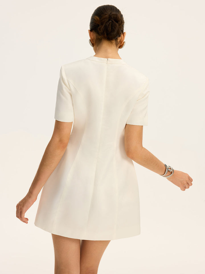 Kurzärmeliges Mini-Kleid mit Taillengürtel und dekorativen Taschen
