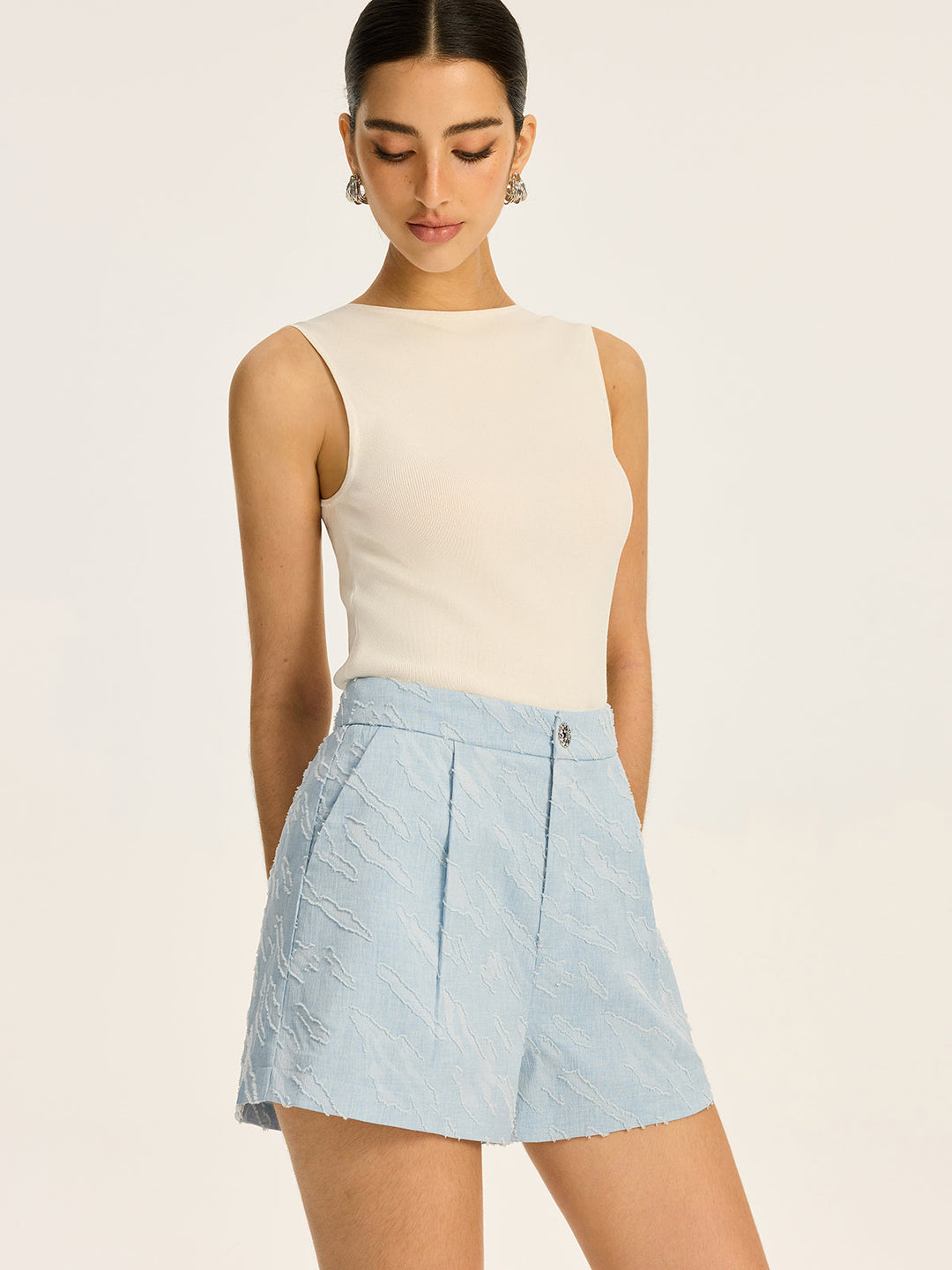Texturierte Stoff-Metallknopf-Shorts mit hoher Taille
