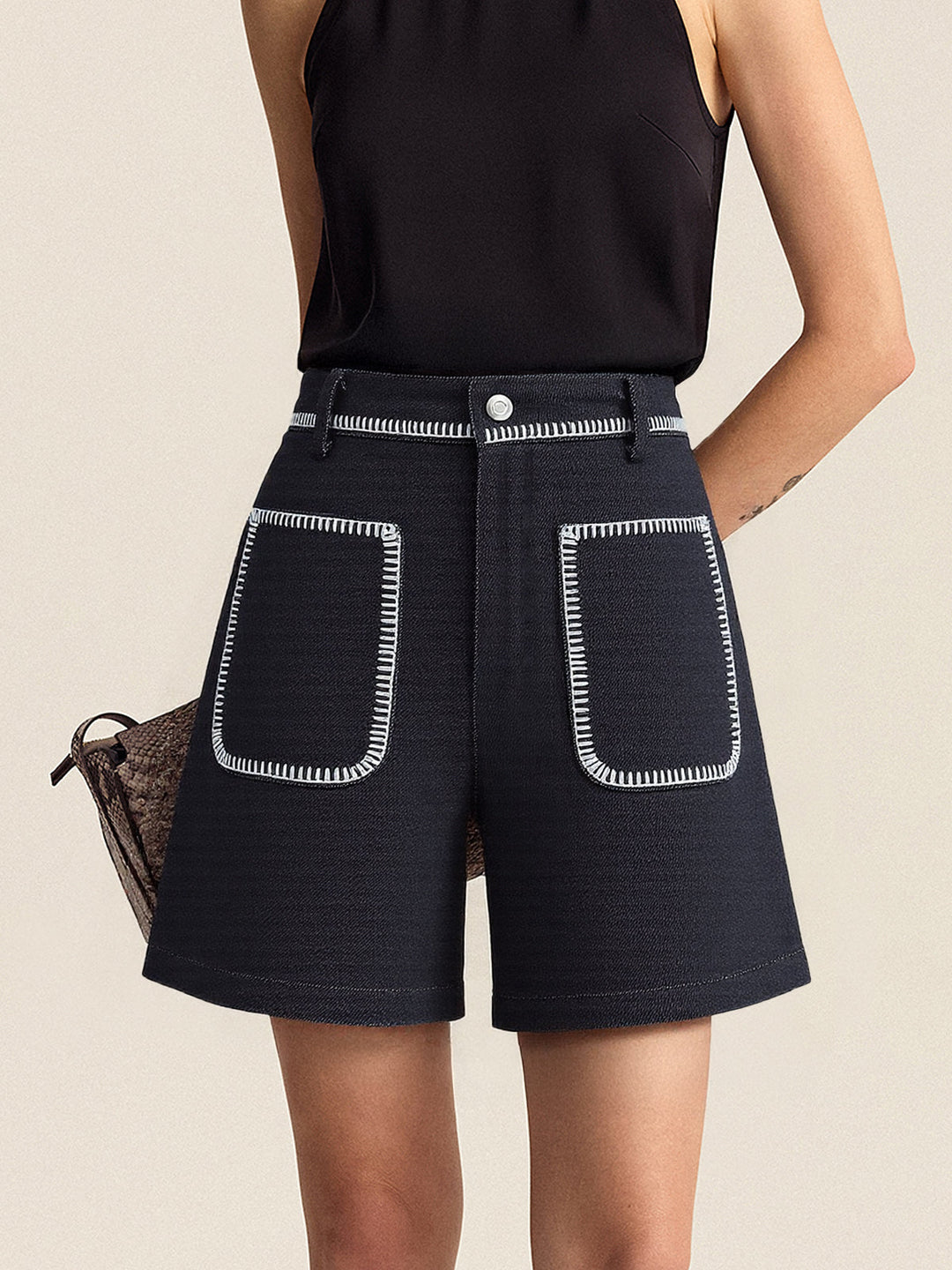 Kontrastbesetzte Jeansshorts